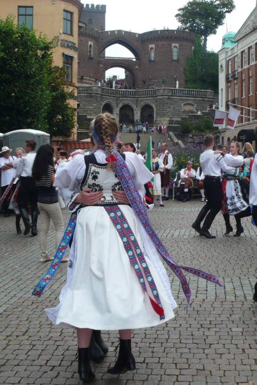 Siebenbürgische Tanzgruppe Geretsried tančí na náměstí Stortorget
